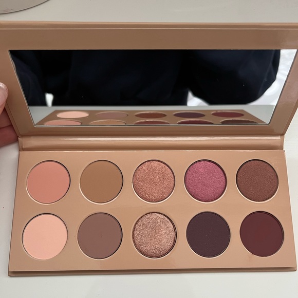 KKW Beauty Other - KKW Beauty Classic Blossom Eyeshadow Palette